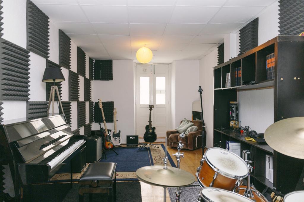ESTÚDIO DE MÚSICA / MUSIC REHEARSAL STUDIO